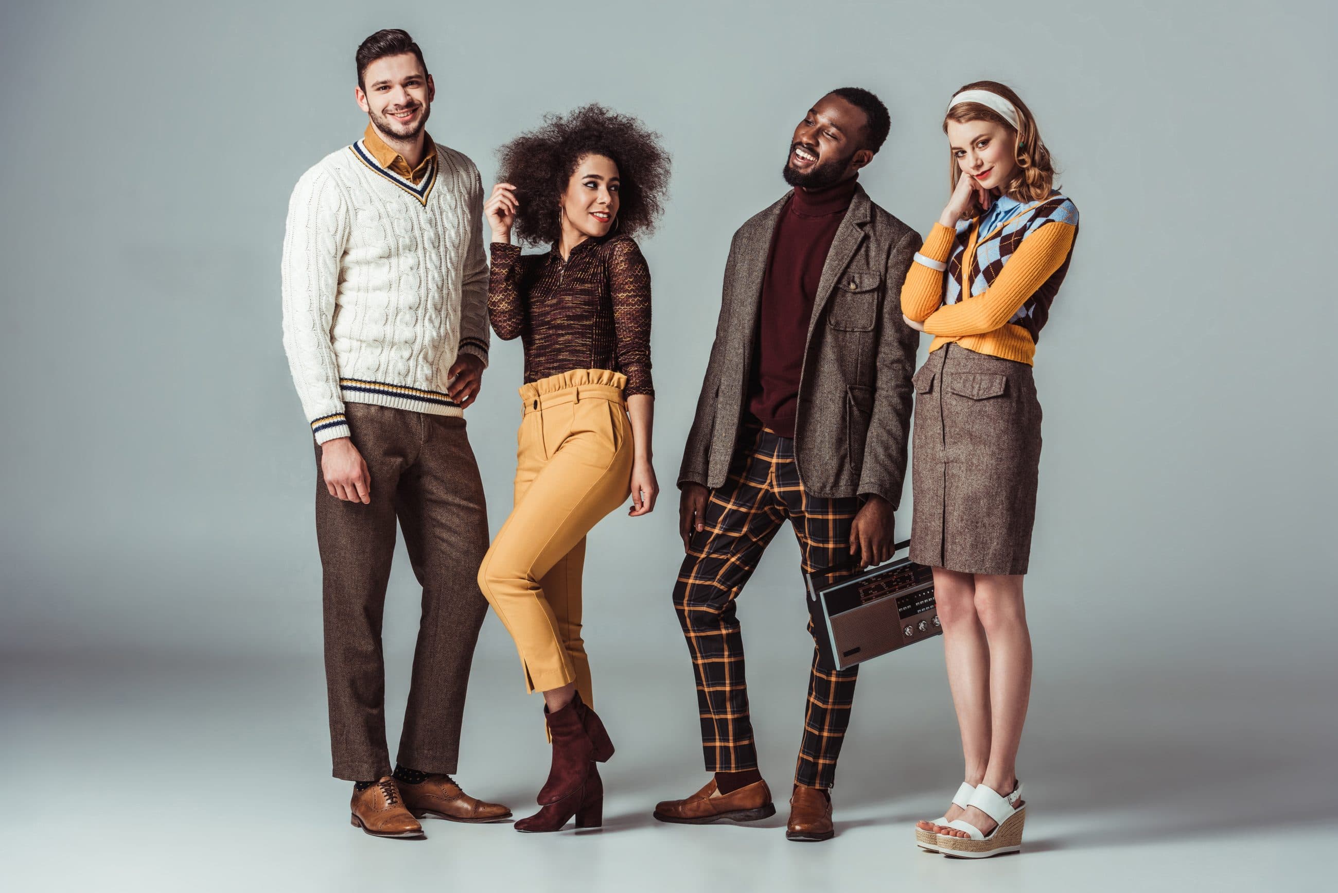 Vier modebewusste Menschen in einer Editorial-Pose